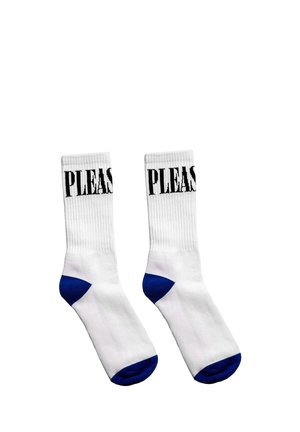 Białe skarpetki za kostkę z niebieskimi palcami i piętami, czarny napis „PLEASE” częściowo widoczny w pobliżu górnej krawędzi każdej skarpetki.