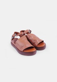 Bata Sandale s platformom - marrone