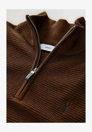 Brauner strukturierter Reißverschluss-Pullover mit geripptem Kragen und silbernem Reißverschluss. Mit dezentem, gesticktem Logo auf der Vorderseite. Markentag im Kragen sichtbar.