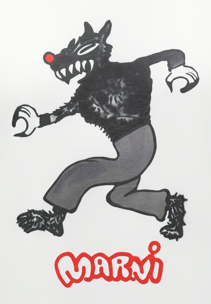 Zwarte en grijze antropomorfe wolffiguur in een sprongetje, met een rode neus, gedurfde klauwen en een shaggy textuur, gepositioneerd boven de tekst "MARNI" in het rood.
