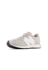 Baskets de sport grises en suède et mesh, avec un accent de logo blanc, une tige texturée et une semelle en caoutchouc noir pour plus de traction.