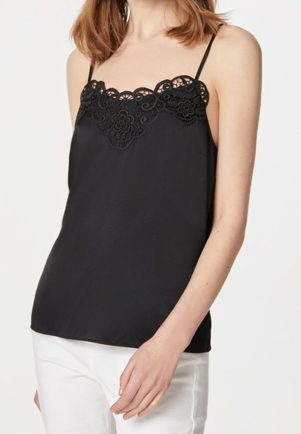 Czarny top na ramiączkach z delikatnymi koronkowymi detalami wzdłuż dekoltu. Cienkie regulowane ramiączka i gładki, lejący materiał.