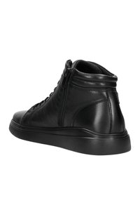 Černé kožené vysoké tenisky s texturovaným povrchem, šněrovacím zapínáním a bočním zipem. Gumová podrážka s elegantním designem.