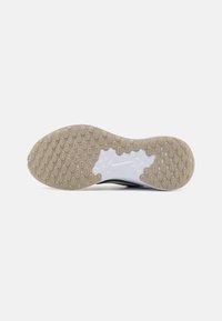 Nike Performance REVOLUTION 7 - Chaussures de running sur route - vintage green/guava ice/white/light iron ore