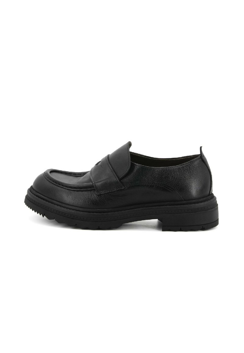 Scarpa nera in pelle con punta rotonda e tomaia testurizzata, dotata di una suola spessa e zigrinata per una maggiore aderenza.