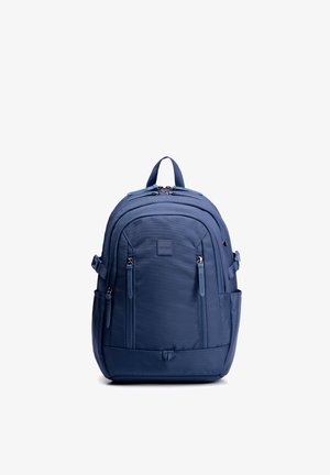 Marineblauer Rucksack mit mehreren Reißverschlussfächern, Seitentaschen, verstellbaren Trägern und einem Tragegriff oben, abgebildet vor weißem Hintergrund.