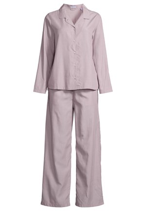 Lichtroze pyjamashirt met lange mouwen en knopen, met bijpassende losse broek, kraag en rechte zoom, op een effen achtergrond.