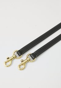 Brassard en cuir noir avec des clips en métal doré. Présente un design épuré, des détails de couture subtils et une texture lisse. Longueur non spécifiée.