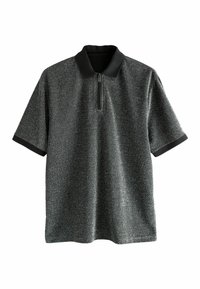 Czarny polo z krótkim rękawem wykonany z fakturowanej, błyszczącej tkaniny. Posiada zamek błyskawiczny przy dekolcie oraz czarny kołnierz i mankiety rękawów.