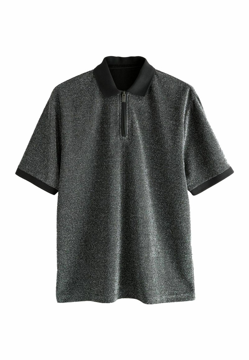 Czarny polo z krótkim rękawem wykonany z fakturowanej, błyszczącej tkaniny. Posiada zamek błyskawiczny przy dekolcie oraz czarny kołnierz i mankiety rękawów.