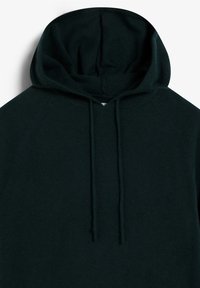 Sudadera de color verde oscuro con un tejido texturizado, que presenta un cordón en el cuello, mangas raglán y un forro interior suave.