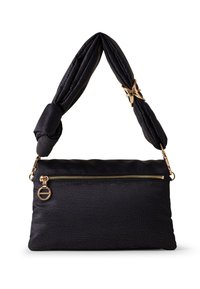 Sac à main noir en matériau texturé avec une sangle de style nœud. Présente une fermeture à glissière dorée et des accessoires en or, avec un accent circulaire sur le côté.