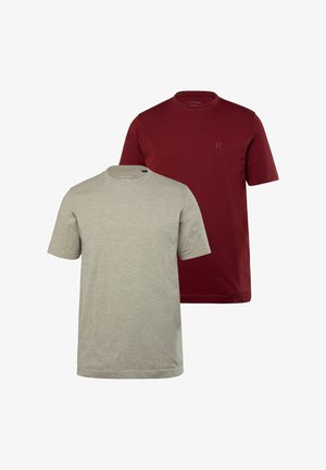 To t-shirts: en lys grå og en dyb rød. Begge har korte ærmer, rund hals og et enkelt design uden synlige mønstre.