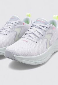 Baskets de sport gris clair avec dessus en maille, présentant des accents rose et vert fluo. Bout rond, design à lacets et semelle rembourrée.