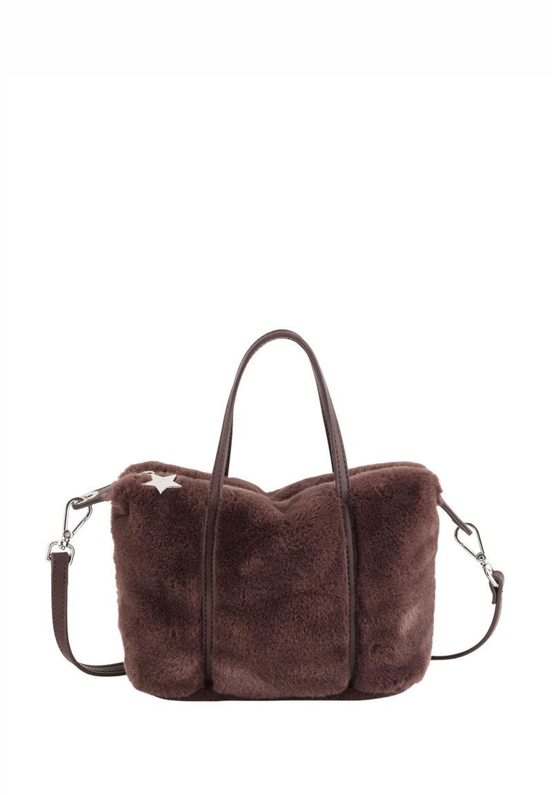 Sac en fausse fourrure marron avec double poignées, bandoulière réglable et accent étoile argentée. Texture douce, forme rectangulaire et aspect moelleux.