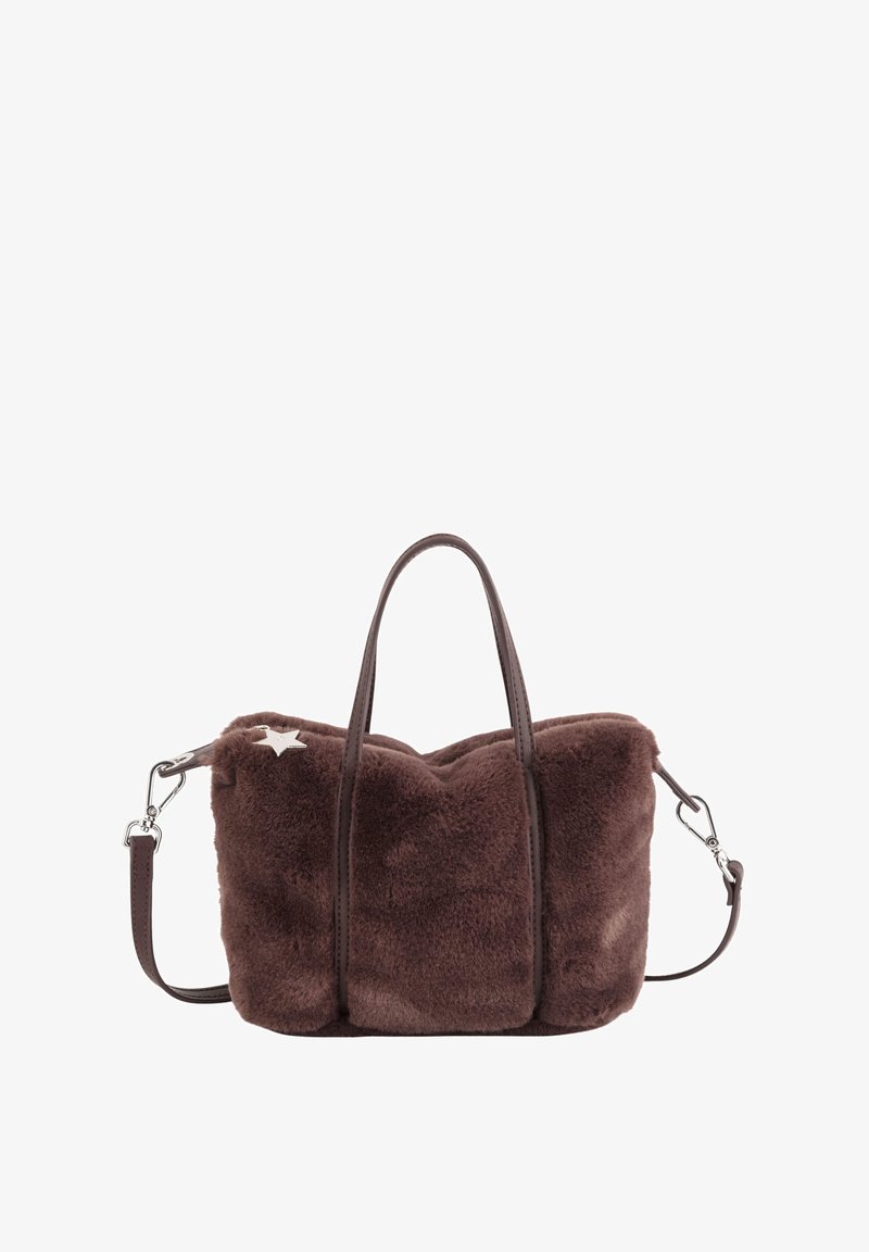Sac en fausse fourrure marron avec double poignées, bandoulière réglable et accent étoile argentée. Texture douce, forme rectangulaire et aspect moelleux.