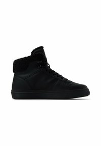 Czarne sneakersy za kostkę z fakturowaną skórzaną powłoką, miękkim czarnym futrem syntetycznym przy kołnierzu oraz gumową podeszwą. Posiadają czarne sznurowadła i oczka.