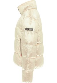 Chaqueta acolchada en beige claro, con un tejido brillante y suave, cuello alto y un bolsillo con cremallera lateral. Etiqueta de la marca en la manga izquierda.