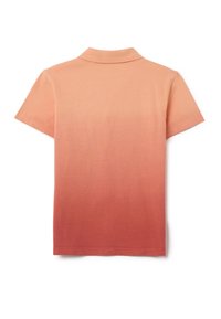 Polo de manga corta en tonos degradados de melocotón a coral, hecho de algodón suave. Presenta un collar clásico y dobladillos limpios.