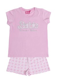 Camisa rosa de manga corta con el texto "Soñadora y Creyente de Barbie" combinada con pantalones cortos a cuadros en rosa y blanco que presentan logotipos de Barbie.