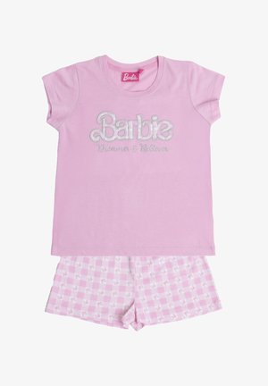 Camisa rosa de manga corta con el texto "Soñadora y Creyente de Barbie" combinada con pantalones cortos a cuadros en rosa y blanco que presentan logotipos de Barbie.