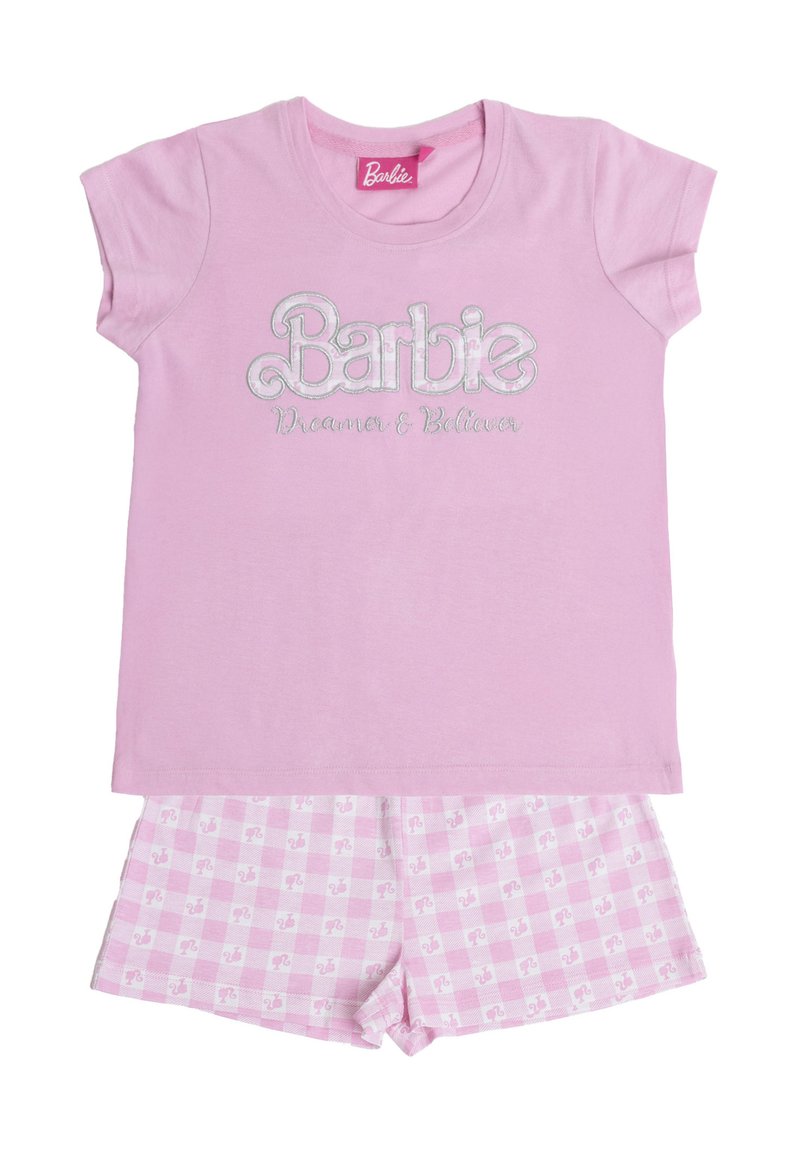 Camisa rosa de manga corta con el texto "Soñadora y Creyente de Barbie" combinada con pantalones cortos a cuadros en rosa y blanco que presentan logotipos de Barbie.
