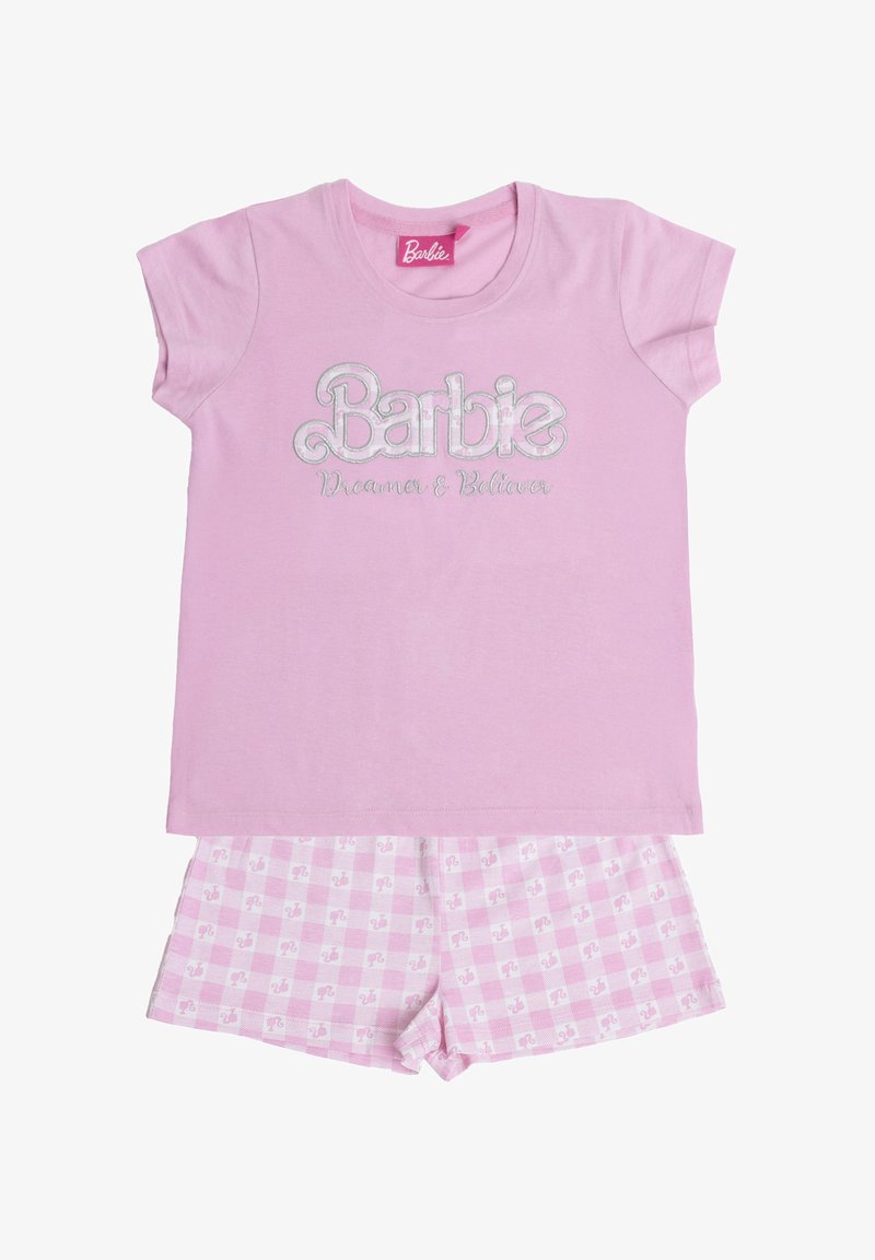 Camisa rosa de manga corta con el texto "Soñadora y Creyente de Barbie" combinada con pantalones cortos a cuadros en rosa y blanco que presentan logotipos de Barbie.