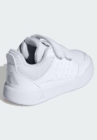 Valge spordijalats sünteetilisest nahast pealse, võrgusilmaga detailide ja takjapaelaga. Omaduseks on tekstuuriga paneelid ja toestav tald.