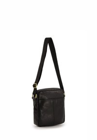 Černá kožená kabelka přes rameno s nastavitelným popruhem, se strukturovaným povrchem a zlatými detaily. Čtvercový tvar s zipovým uzávěrem.