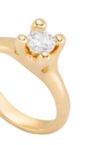 Bague en or avec un diamant rond central serti dans un montage en griffes, bande lisse avec une finition polie.