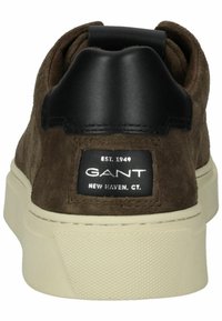 Braune Wildledersneaker mit schwarzen Lederakzenten, ausgestattet mit einer weißen strukturierten Sohle und einem Etikett auf der Rückseite, auf dem "GANT NEW HAVEN, CT." steht.