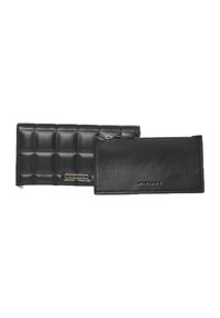 Juego de billetera de cuero negro con un compartimento acolchado con cremallera y un compartimento rectangular liso, con el nombre de la marca grabado en ambas piezas.