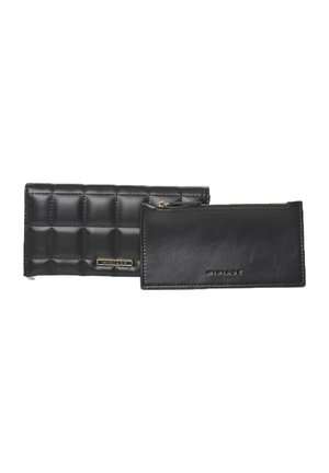 Portefeuille en cuir noir comprenant un compartiment zippé matelassé et un compartiment rectangulaire lisse, avec le nom de la marque embossé sur les deux pièces.