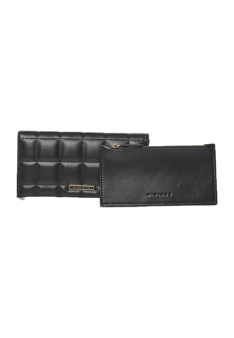Juego de billetera de cuero negro con un compartimento acolchado con cremallera y un compartimento rectangular liso, con el nombre de la marca grabado en ambas piezas.