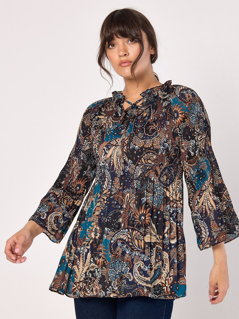 Bluse mit Blumenmuster in Dunkelblau, ausgestattet mit einem Rüschenausschnitt, langen Glockenärmeln und Faltendetails. Das Material hat eine glatte, leichte Textur.