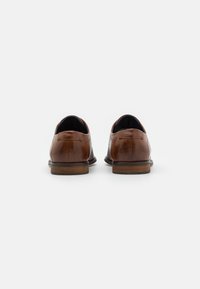 Pier One LEATHER  - Sapatos de atacadores - cognac