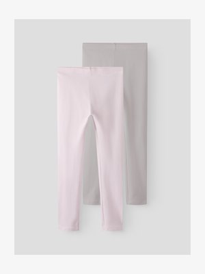 Par hlača u svijetlo ružičastoj i sivoj boji. Izrađene od mekog, rastezljivog materijala. Karakterizira ih uski kroj i elastični pojas, s glatkom teksturom.