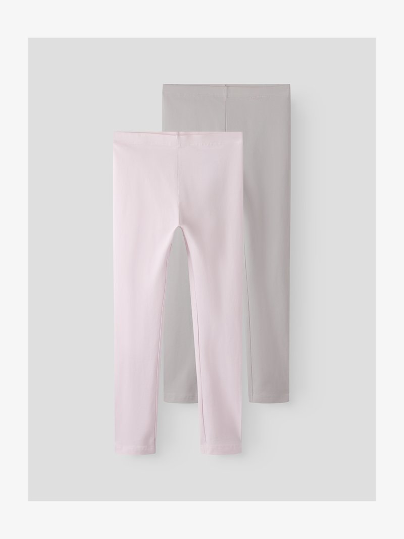 Een paar legging in lichtroze en grijs. Gemaakt van zachte, rekbare stof. Heeft een aansluitende pasvorm en elastische tailleband, met een gladde textuur.