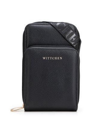 Sac bandoulière compact noir texturé avec poche avant zippée et sangle réglable affichant le nom de la marque "Wittchen".