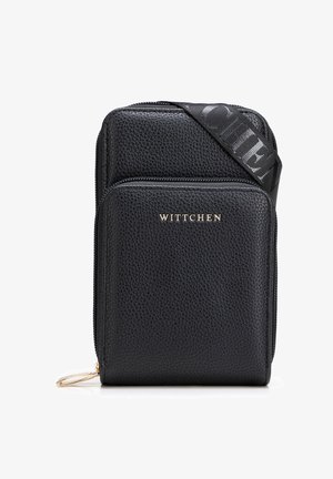 Sac bandoulière compact noir texturé avec poche avant zippée et sangle réglable affichant le nom de la marque "Wittchen".