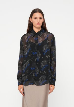Camicia nera trasparente con bottoni, caratterizzata da schemi astratti blu e grigi, colletto standard e maniche lunghe con polsini abbottonati.
