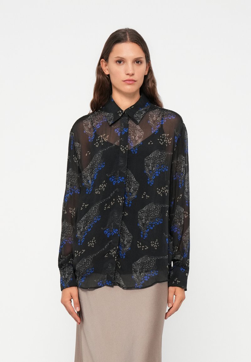 Camicia nera trasparente con bottoni, caratterizzata da schemi astratti blu e grigi, colletto standard e maniche lunghe con polsini abbottonati.