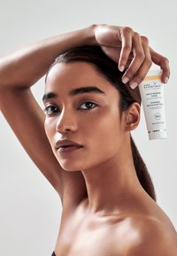 Herbal Essentials GENTLE RENEWAL SCRUB WITH WALNUT SHELL POWDER AND KAOLIN - Peeling