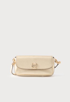 Złota teksturowana skórzana torebka na ramię Michael Kors z klapką i złotym łańcuszkowym paskiem na jednolitym tle.