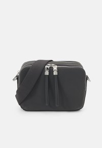 Černá crossbody taška s hladkým povrchem, dvojitým zipem a pevným látkovým popruhem. Disponuje stříbrnými kovovými prvky a obdélníkovým tvarem.
