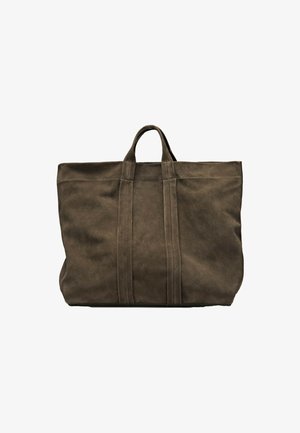 Grand sac fourre-tout en daim brun avec deux poignées supérieures, présentant des coutures verticales et une texture douce, adapté à un usage quotidien.