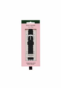 Czarny silikonowy pasek do zegarka z falistym wzorem i srebrną klamrą, zapakowany w różowe pudełko z napisem „Kate Spade New York”. Kompatybilny z Apple Watch.