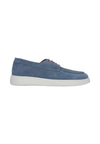 Blauwe suède lage schoen met een ronde neus, vetersluiting, witte rubberen zool en contrasterende bruine veters. Glad oppervlak overal.