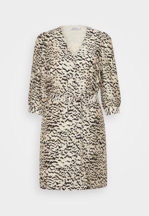 Lühike kreemivärvi kleit, millel on V-kaelus, kolmeveerandikute varrukad ja vöö. Kaunistatud musta loomaustriga.