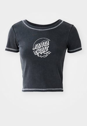 Tumši pelēks īsais krekls ar īsām piedurknēm, apaļu kakla izgriezumu un baltu "SANTA CRUZ" grafikas druku. Iezīmē kontrastējošas šuves.